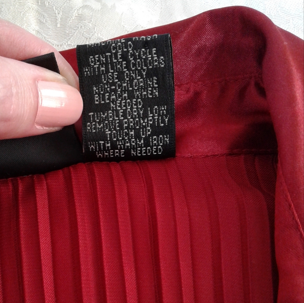 Tailor B. Moss V Neck Red Pleated Button-Down Bell Sleeved Shirt - Picture 4 of 10